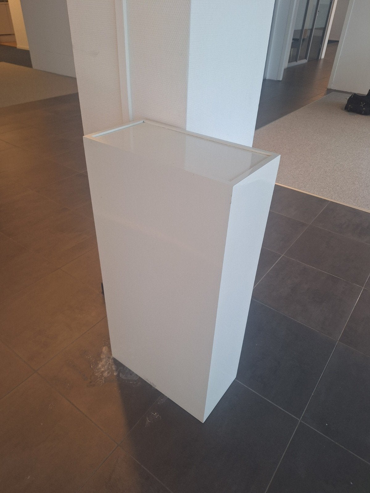 Witte presentatie pilaar / sokkel, Ophalen