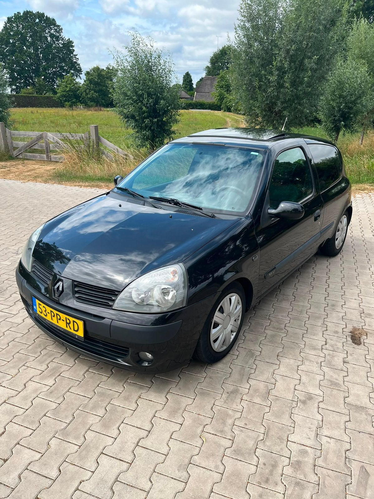 Renault Clio 1.2 55KW Autbas E3 2004 Zwart nieuwe apk!, Voorwielaandrijving, 74 pk, Zwart, Origineel Nederlands