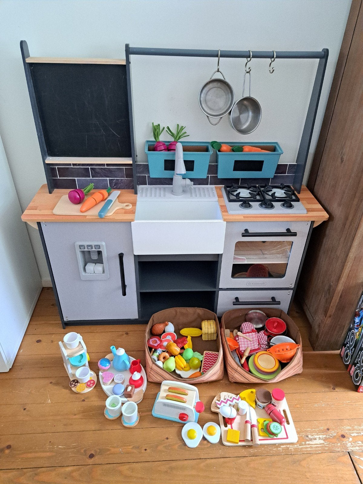 Grote houten speelkeuken met veel accessoires, Kinderen en Baby's, Speelgoed | Houten speelgoed, Ophalen, Zo goed als nieuw, Meubelstuk of Keukentje