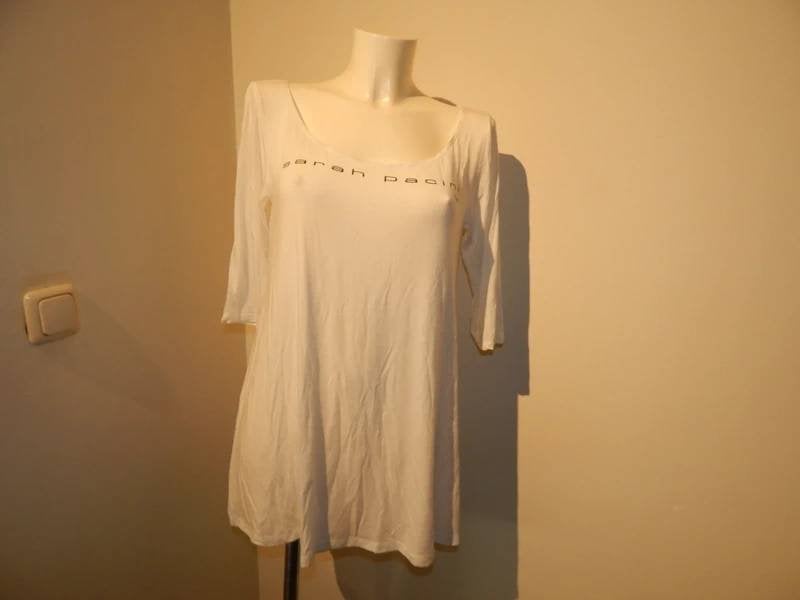 Sarah Pacini wit shirt merk opdruk voorkant en print rug 3/4