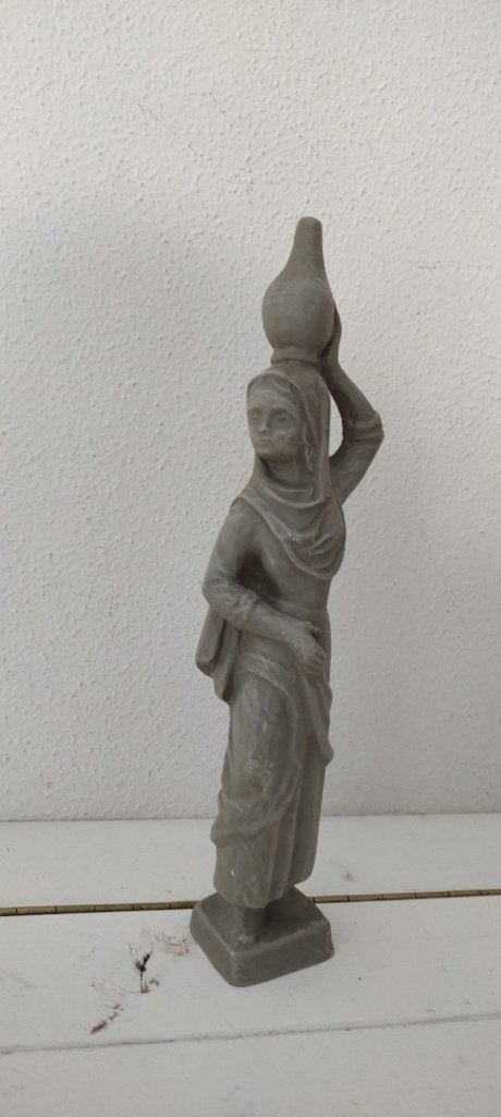 Beeld van vrouw met kruik op haar hoofd, Antiek en Kunst, Ophalen of Verzenden, Beeld