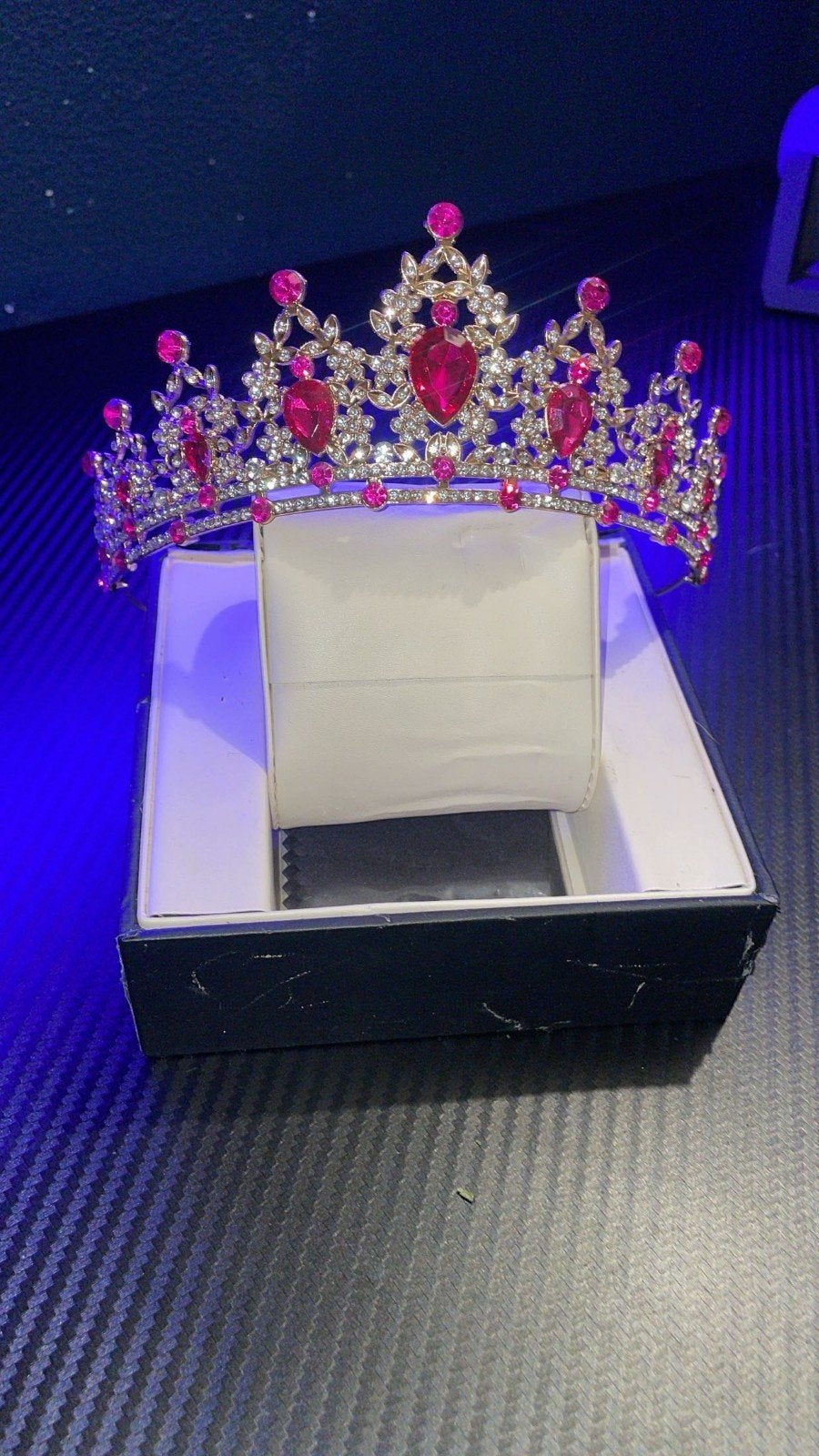 Goudkleurige Tiara met Roze Strass Steentjes - Nieuw, Ophalen of Verzenden, Nieuw