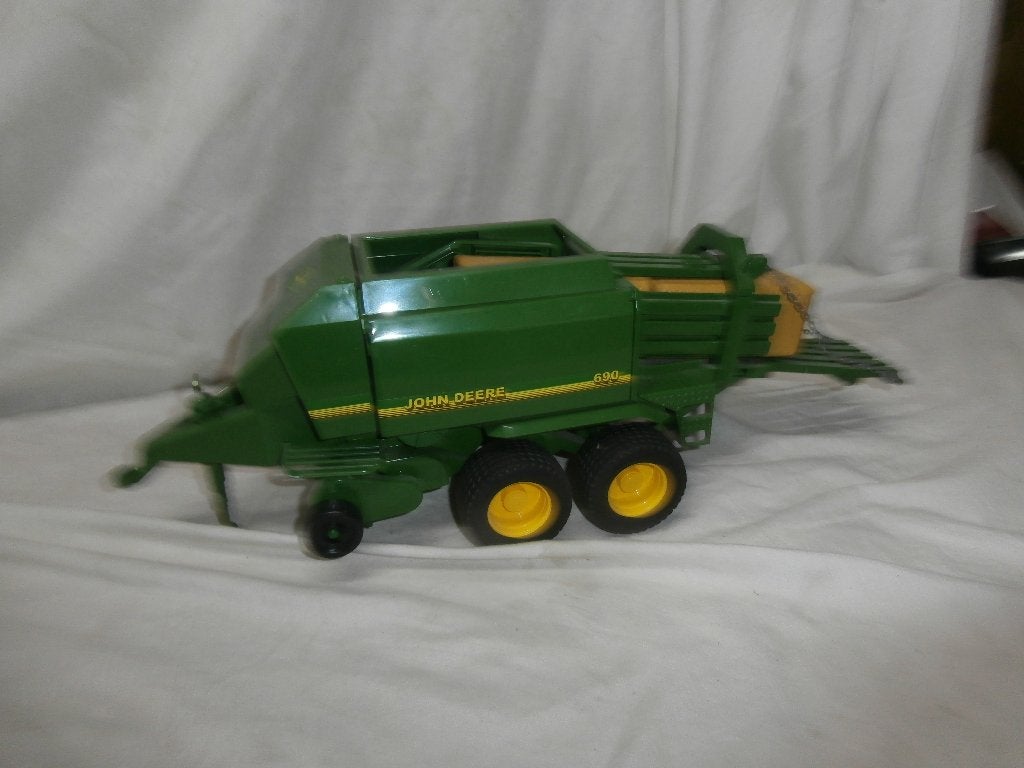 Bruder John Deere 690 balenpers  en accessoires, Ophalen, Zo goed als nieuw