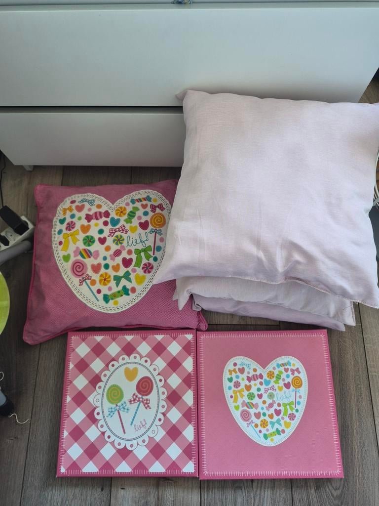 Kussentjes en 2 schilderijen, Ophalen