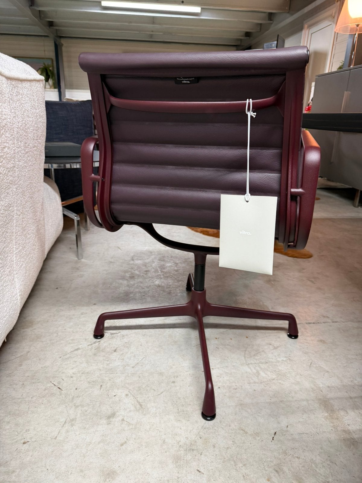 4 Vitra Ea108 Eames chairs bordeaux 2026 voor & achter leder, Vitra, 9723 CA, Nieuw, Ophalen of Verzenden