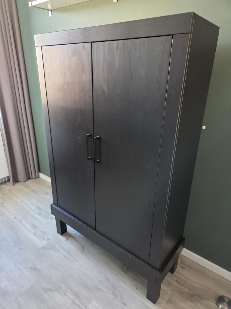 Basiclabel Bonk dichte grenen zwarte kast., Huis en Inrichting, Ophalen, Gebruikt, 100 tot 150 cm, 100 tot 150 cm