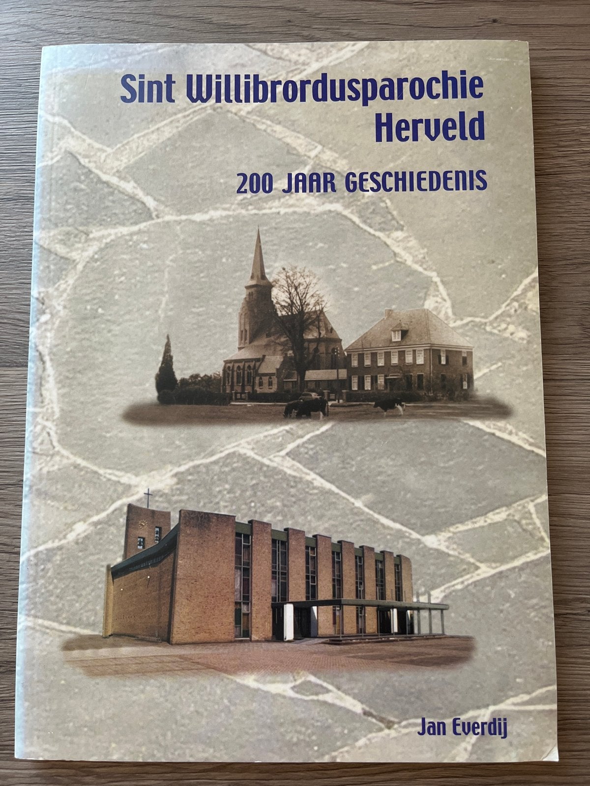 Sint Willibrordusparochie Herveld - 200 jaar geschiedenis, Ophalen of Verzenden, 20e eeuw of later, Zo goed als nieuw