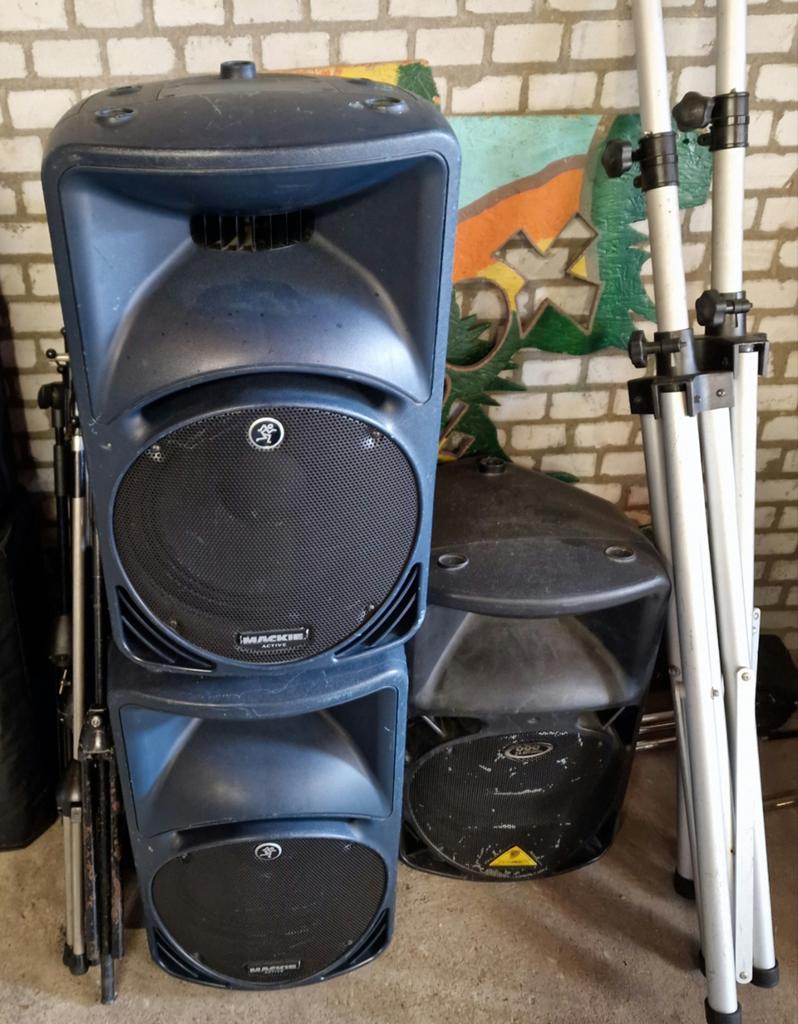 Mackie SRM 450 V2 (2) en Behringer 600 24Bit (1), Ophalen, 120 watt of meer, Front, Rear of Stereo speakers, Overige merken