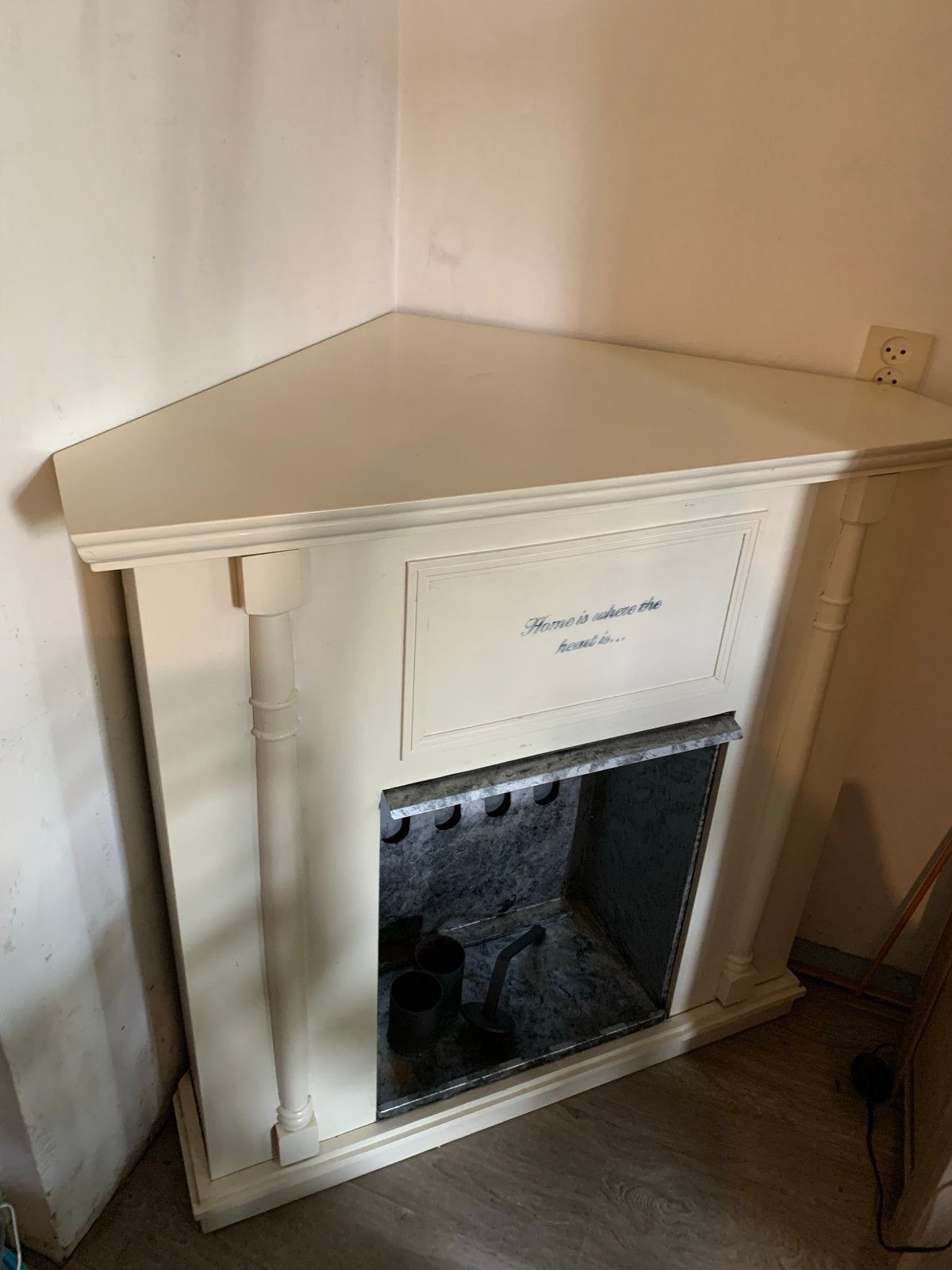 Decoratieve hoekhaard met tekst, Ophalen, Hout, Gebruikt, Beige