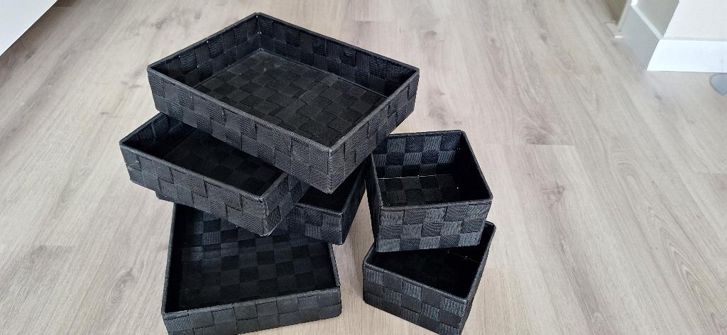 6 zwarte mandjes Hema, Huis en Inrichting, Woonaccessoires | Schalen en Manden, Overige materialen, Gebruikt, Mand, Ophalen of Verzenden
