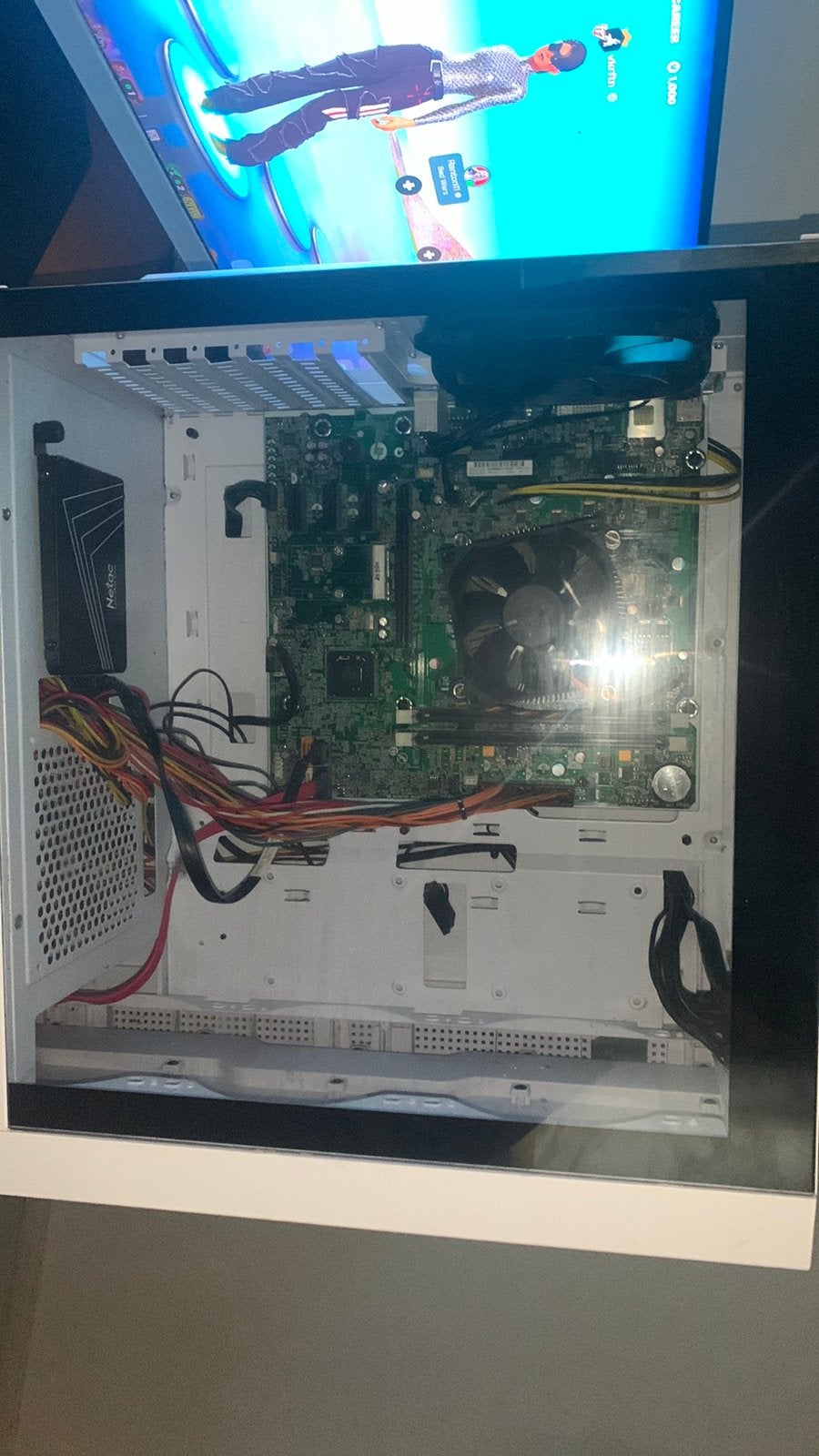 Voor mensen die en pc willen bouwen heb ik hier een lege pc, Computers en Software, Desktop Pc's, Ophalen, Gebruikt, Gaming, Onbekend