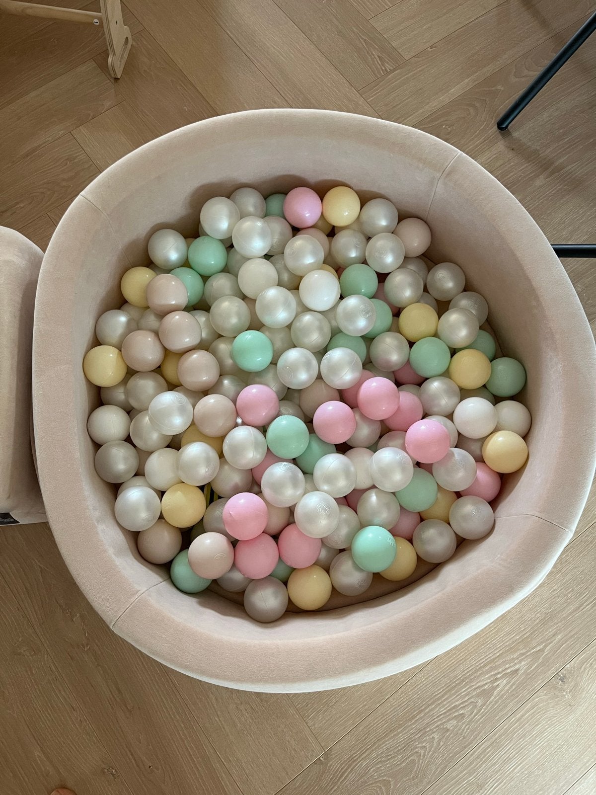 Ballenbak met ballen pastel/beige en glijbaan, Kinderen en Baby's, Speelgoed | Overig, Ophalen, Zo goed als nieuw, Jongen of Meisje