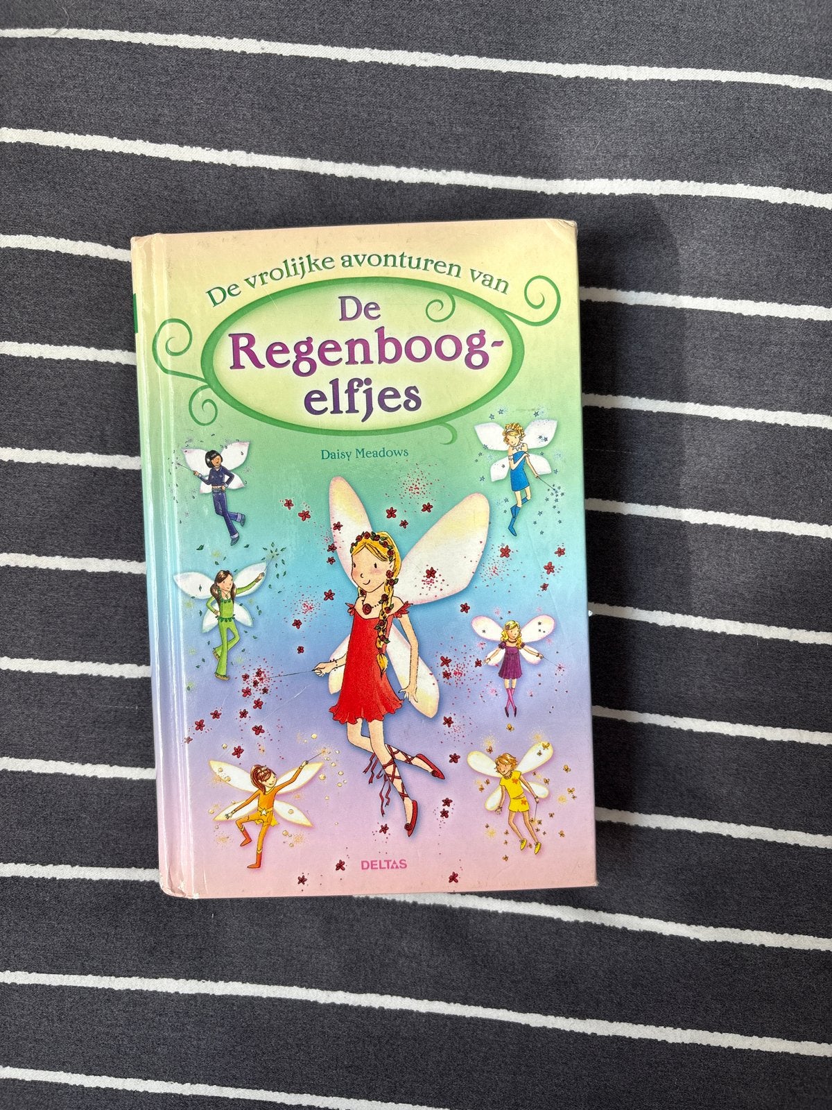 De Regenboogelfjes - Daisy Meadows (Kinderboek), Boeken, Ophalen of Verzenden, Gelezen, Sprookjes