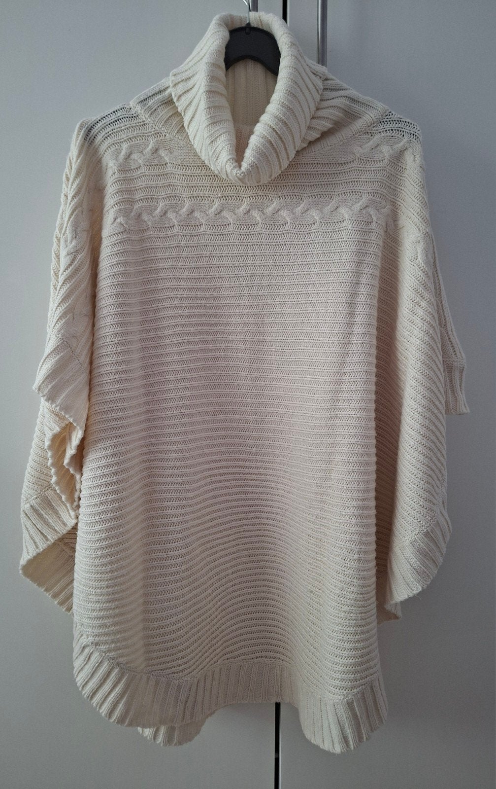 Gebreide poncho one size, Kleding | Dames, Ophalen of Verzenden, Zo goed als nieuw, Maat 42/44 (L), Beige