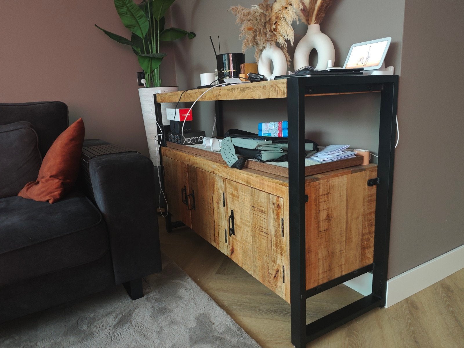 Mangohouten dressoir Britt 140cm, Huis en Inrichting, Kasten | Dressoirs, Ophalen, 100 tot 150 cm, Zo goed als nieuw, 25 tot 50 cm