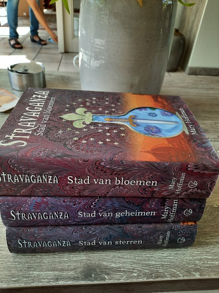 DRIE MAAL STRAVAGANZA  MARY HOFFMAN, Ophalen of Verzenden, Gelezen, MARY HOFMANN
