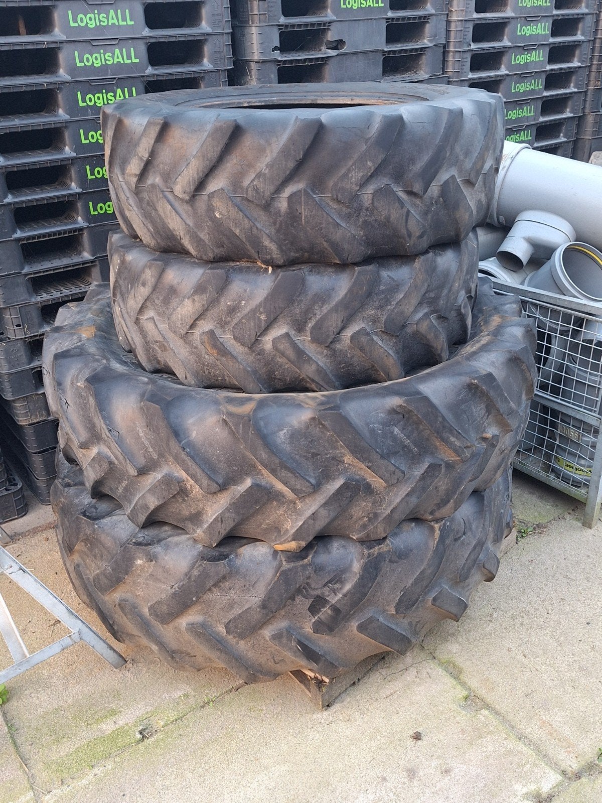 set goodyear banden 18.4 r38 en 380 70 r28, Ophalen