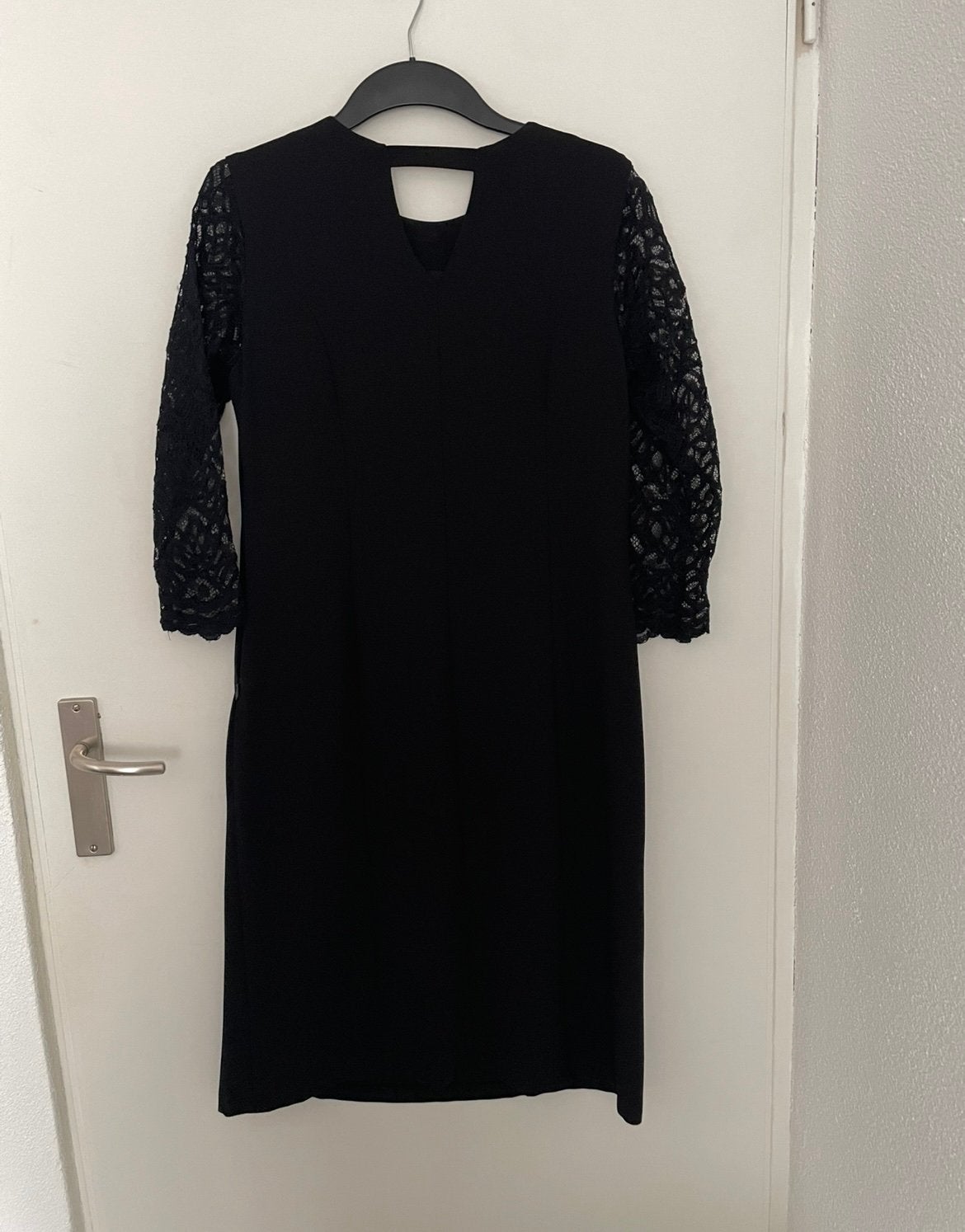 Zwarte avondjurk, Kleding | Dames, Ophalen of Verzenden, Zo goed als nieuw, Zwart, Onder de knie