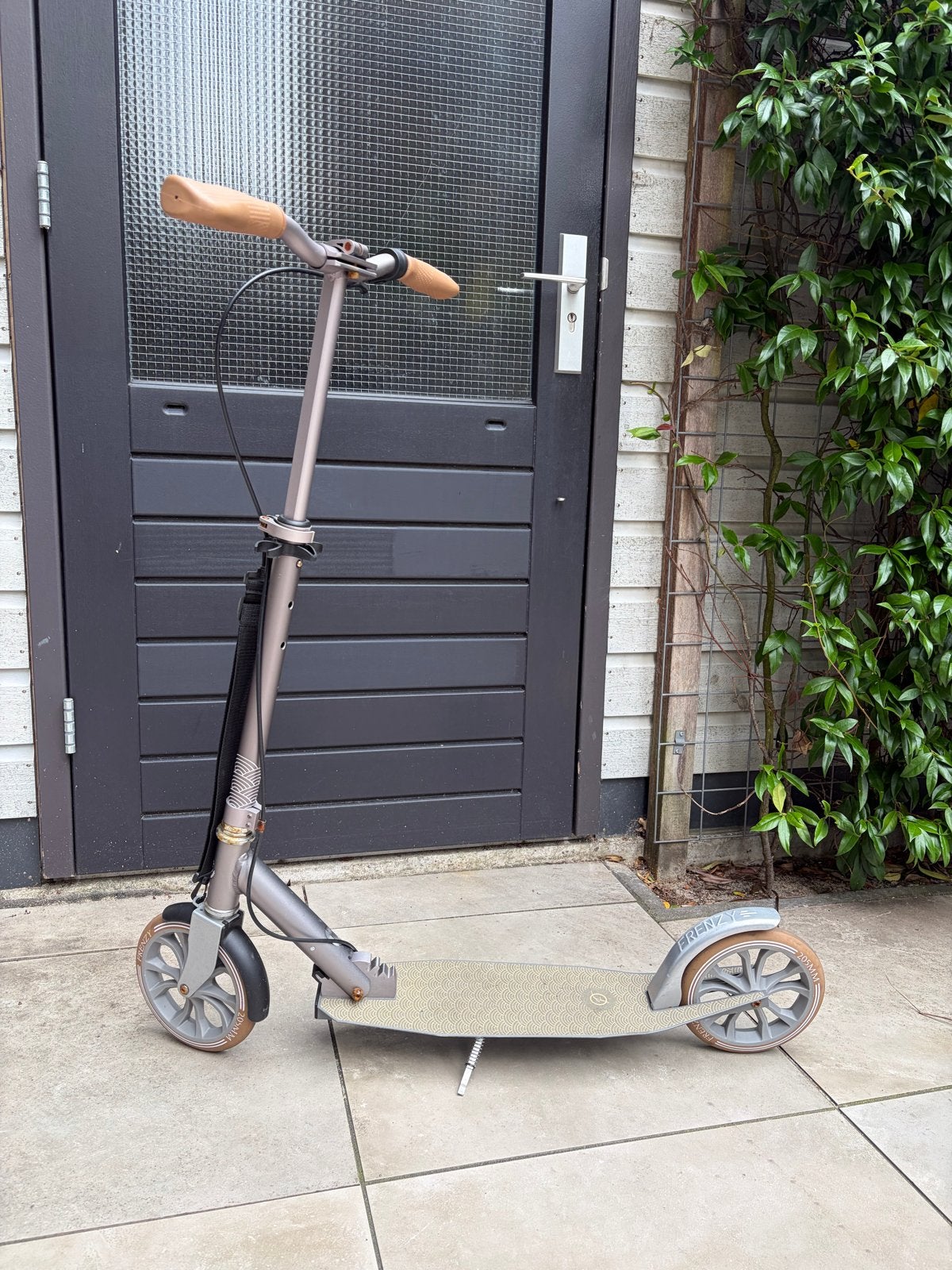 Frenzy step met 205mm wielen en handrem, Ophalen, Gebruikt, Gewone step
