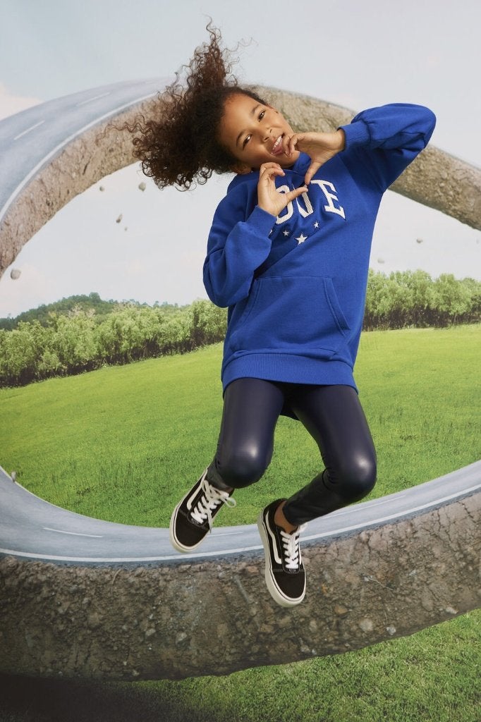 Mooie blauwe WE fake leer glanzende legging maat 146-152., Broek, Zo goed als nieuw, WE Fashion, Verzenden