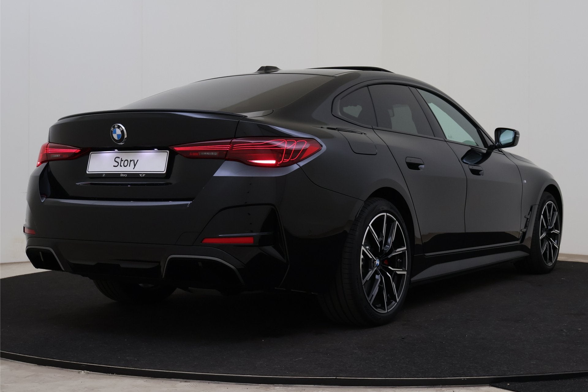 BMW i4 eDrive40 M Sport / Schuif-kanteldak / Achteruitrijcam, Dealer onderhouden, Achterwielaandrijving, Zwart, Automatische klimaatregeling