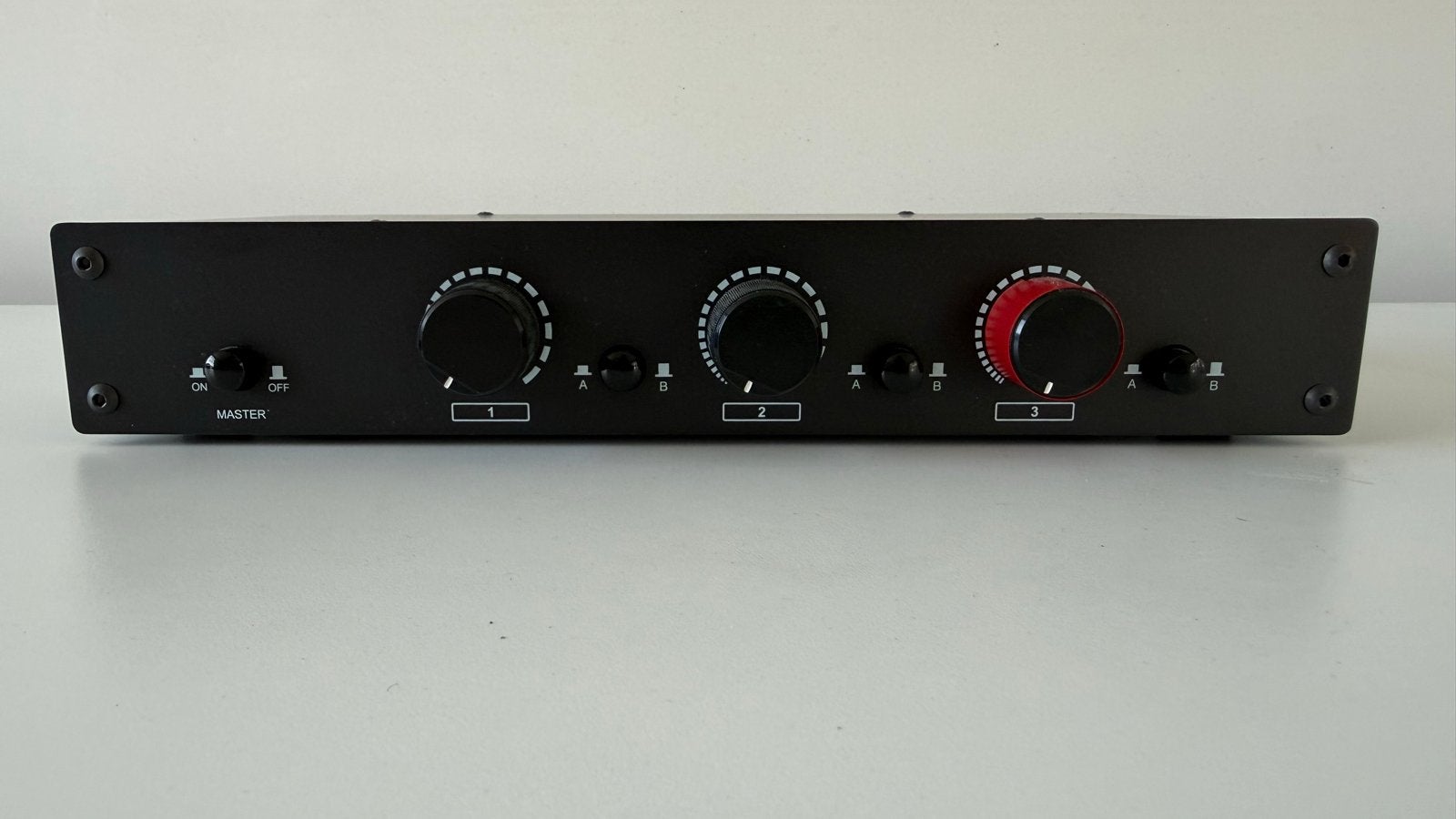 Speaker Switch: 2 Versterkers, 3 Luidsprekers, Uitstekende S, Overige merken, Ophalen of Verzenden, Zo goed als nieuw, 120 watt of meer