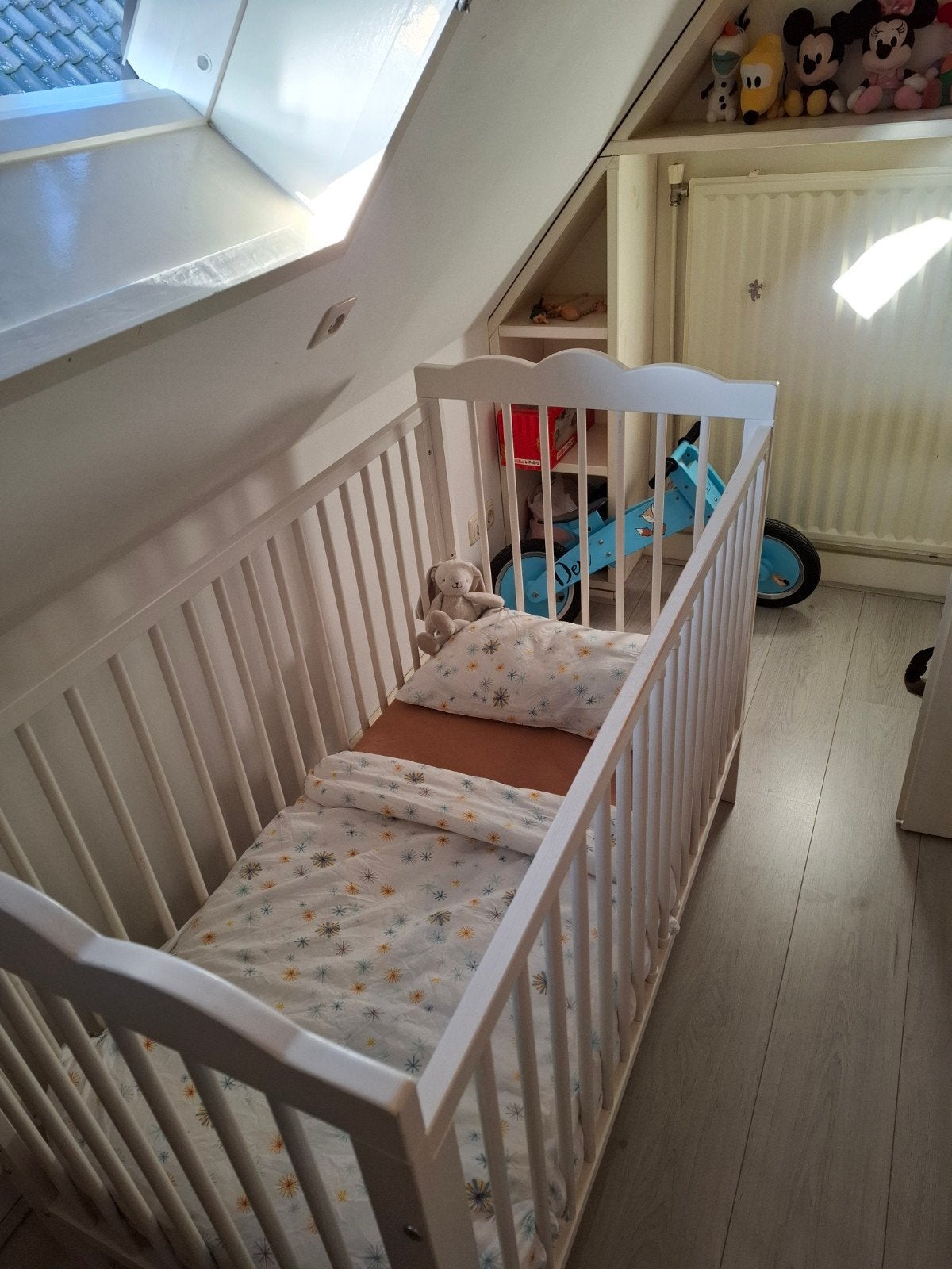 Babykamer set: ledikant en commode incl. matras & toebehoren, Ophalen, Gebruikt, Ledikant