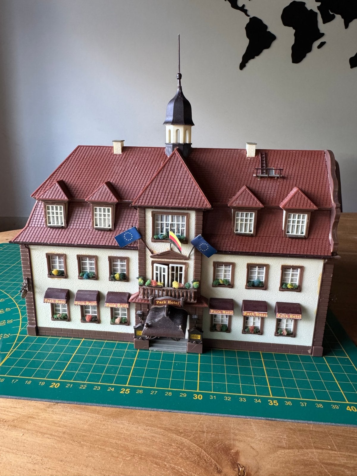 Faller 1:87 Parkhotel - Netjes Gebouwd Hotel Gebouw, Hobby en Vrije tijd, Overige merken, Gebruikt, Gelijkstroom of Wisselstroom
