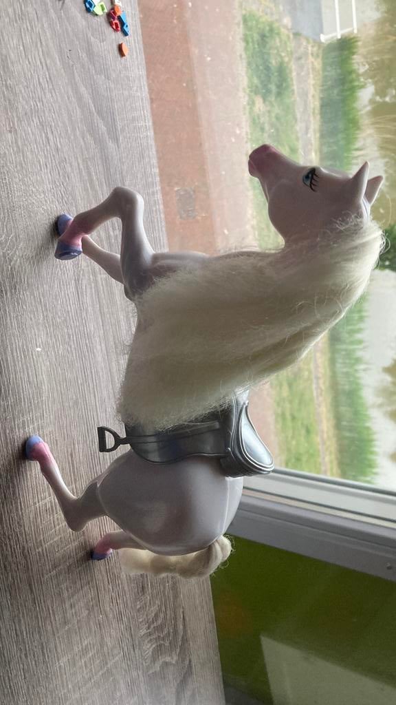Wit barbie paard met zadel, Ophalen, Zo goed als nieuw, Barbie