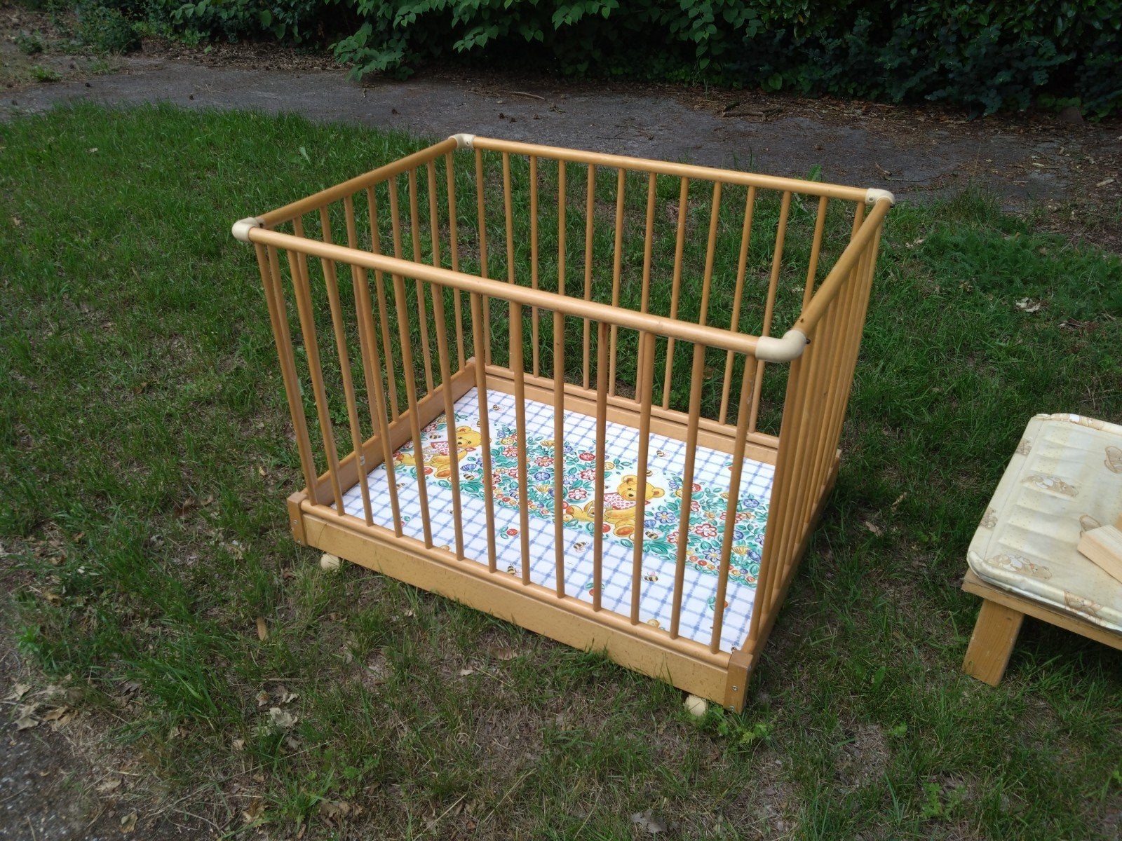 Houten box met wieltjes en verstelbare bodem, Kinderen en Baby's, Boxen, Ophalen of Verzenden, Gebruikt, In hoogte verstelbaar