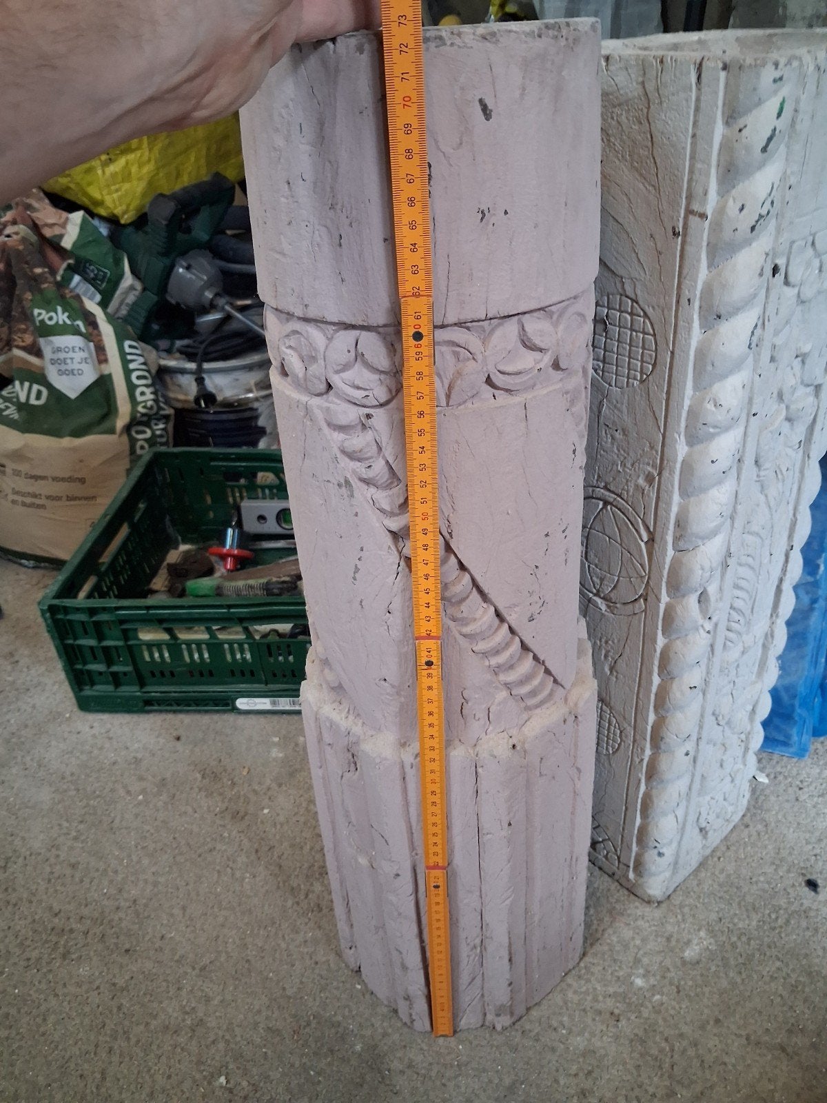 Twee grote houten kaarsenstandaards met houtsnijwerk, Antiek en Kunst, Ophalen