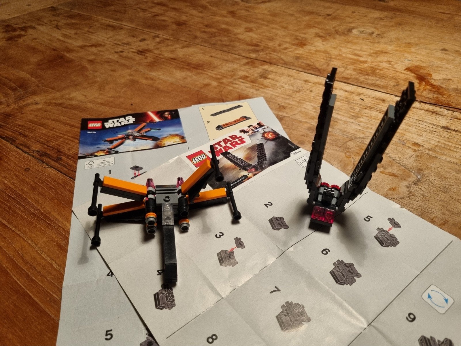 Foto 2 van LEGO Star Wars Kylo Ren's Shuttle (30380) uit 2016