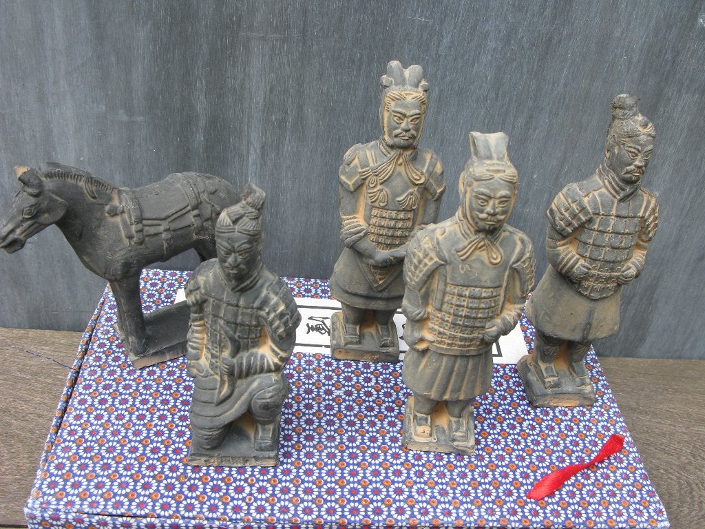CHINA REPLICA OPGRAVINGEN XIAN 5 BEELDJES IN DOOS, Ophalen of Verzenden, China, Beeld, Steen/keramiek