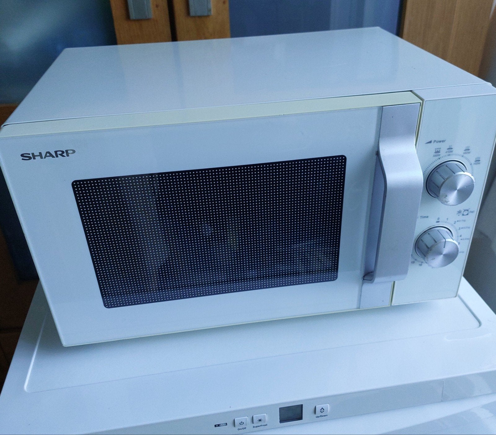 Complete Witte Sharp Magnetron voor opwarmen of ontdooien., Ophalen, Gebruikt, Magnetron, Draaiplateau