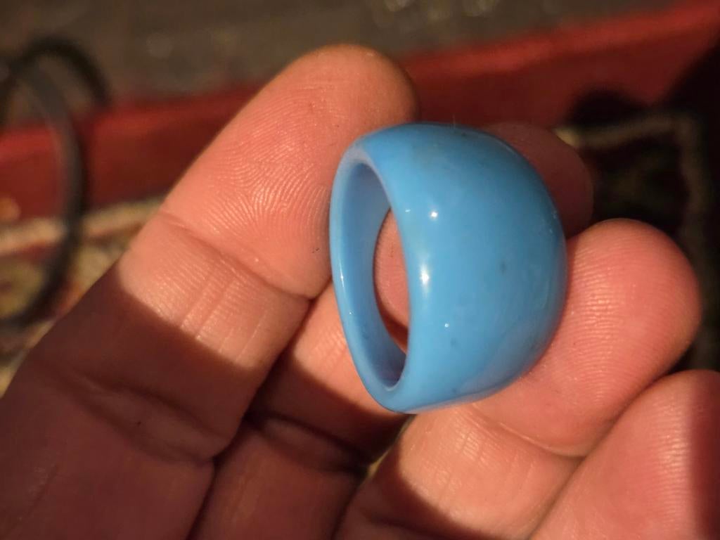 Blauwe ring, maat 19, Sieraden, Tassen en Uiterlijk, Ringen, Kunststof, Blauw, 19 tot 20, Nieuw