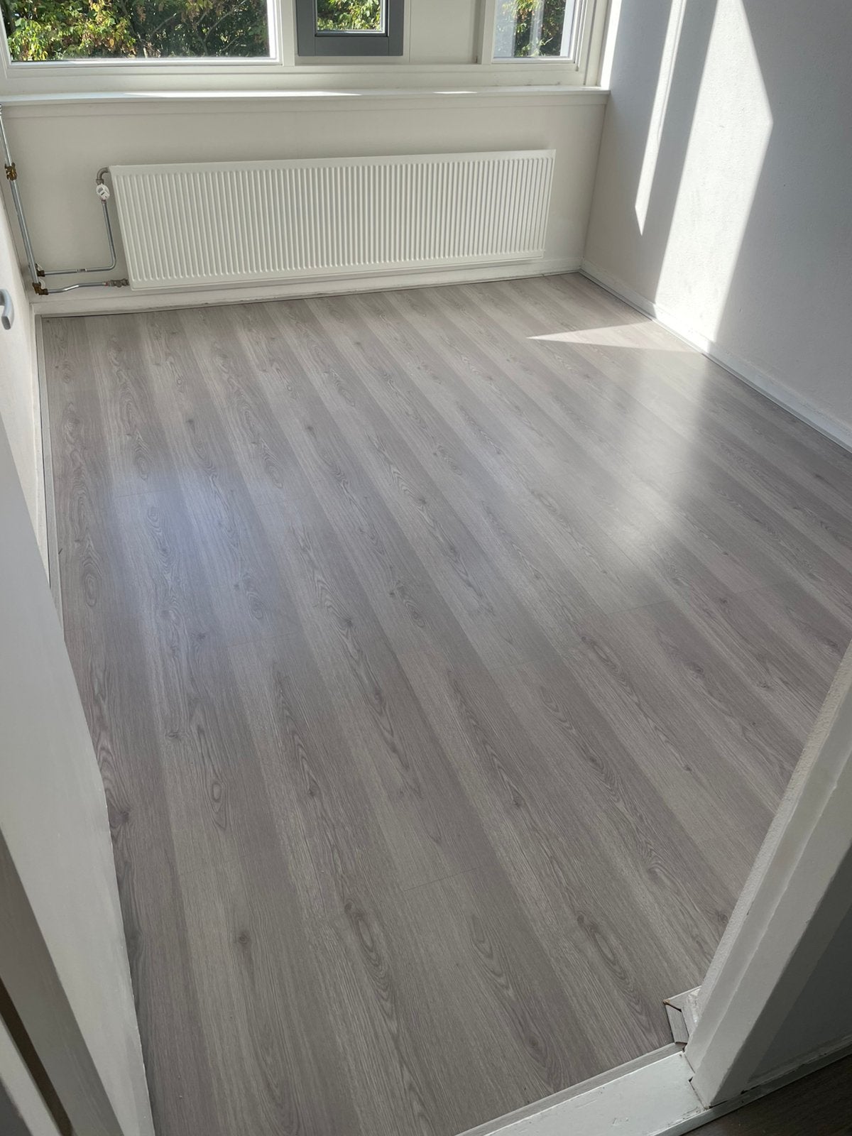 Circa 50m2 lichtgrijs klik laminaat in nette staat, Ophalen, Overige materialen, Gebruikt, 50 tot 150 cm