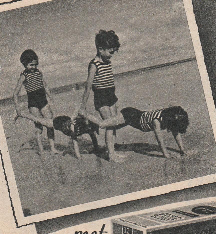 Retro reclame 1950 Gevaert film jongetjes in zwempakjes, Verzamelen, Verzenden, Overige typen