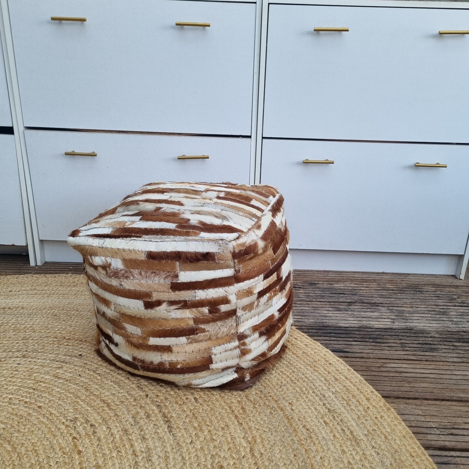Leren poef van koeienhuid - Bruin/Wit, Huis en Inrichting, Minder dan 50 cm, Bohemian, Modern, Landelijk, Vierkant, Ophalen of Verzenden