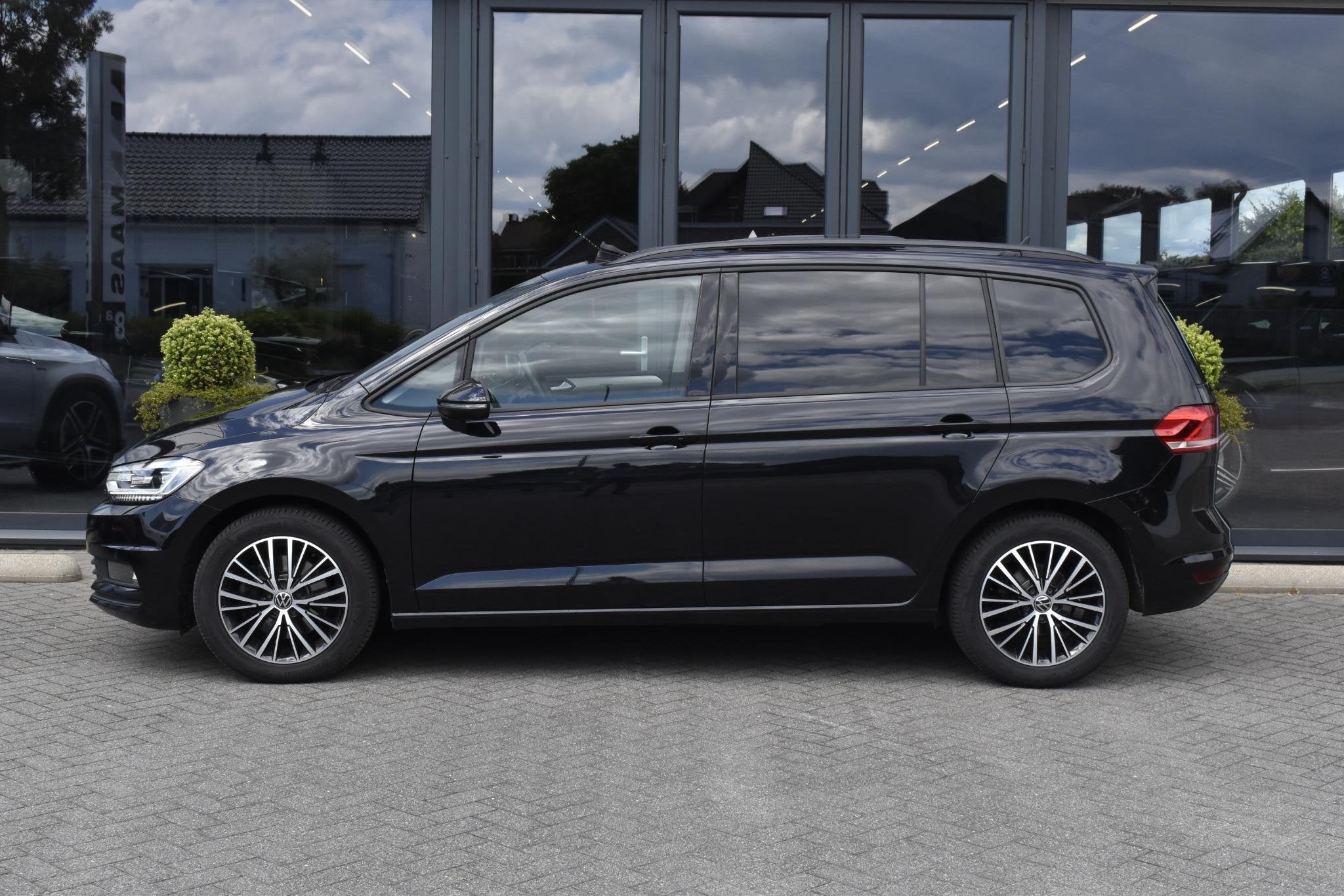 Volkswagen Touran 1.5 TSI 7p Pano ACC Dynaudio Caplay BTW, 15 km/l, 150 pk, 7 stoelen, Zwart