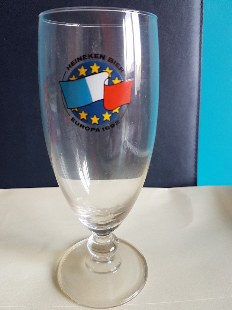 Heineken glas op voet, Europa 1992, zgan, ca. 17 cm. hoog, Verzamelen, Ophalen of Verzenden, Zo goed als nieuw, Glas of Glazen