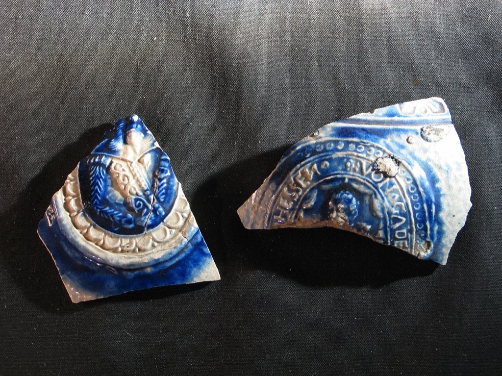 2 fragmenten zegels Westerwald 1650, bodemvondst. 2058, Ophalen of Verzenden