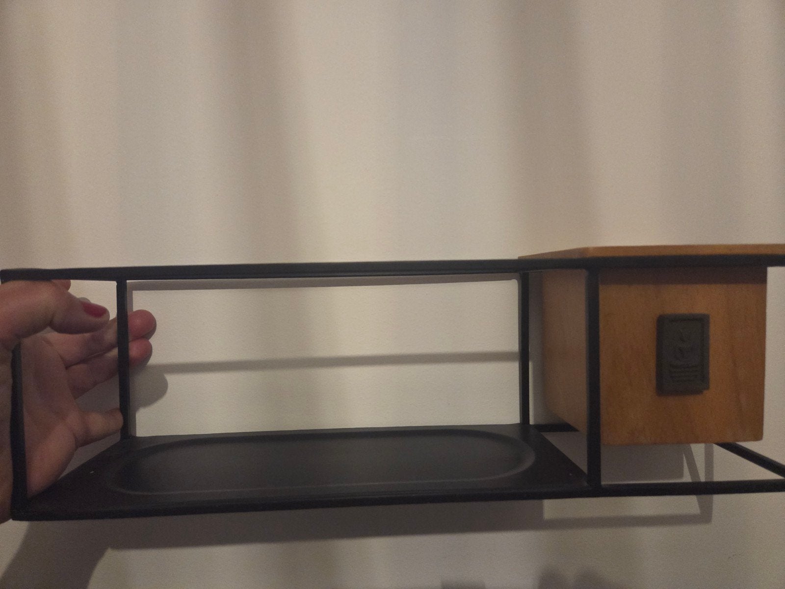 Wandrekje Umbra met houten bakje, Ophalen