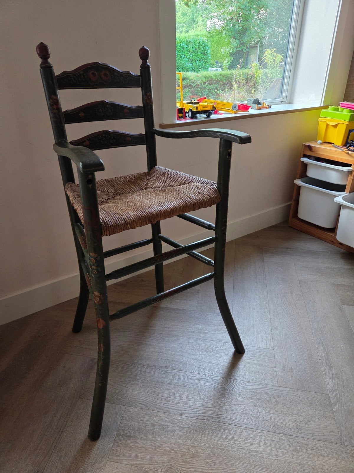 Antieke houten kinderstoel met rieten zitting, Ophalen
