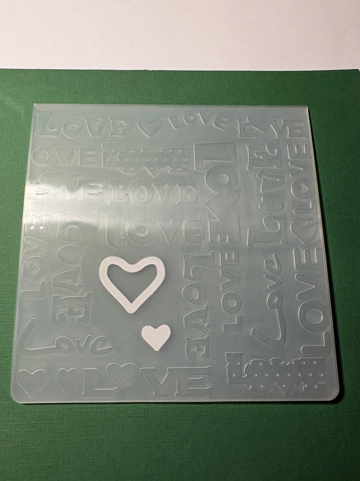 Embossing folder / mal hartjes 2 tekst love, Ophalen of Verzenden, Zo goed als nieuw, Overige thema's, Pons of Mal