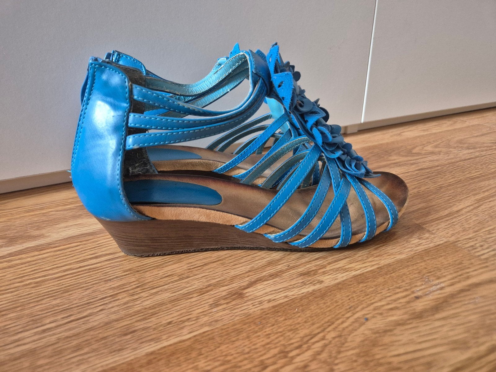 Blauwe gladiator sandalen met sleehak en bloemen - maat 38, Ophalen of Verzenden, Blauw, Sandalen of Muiltjes