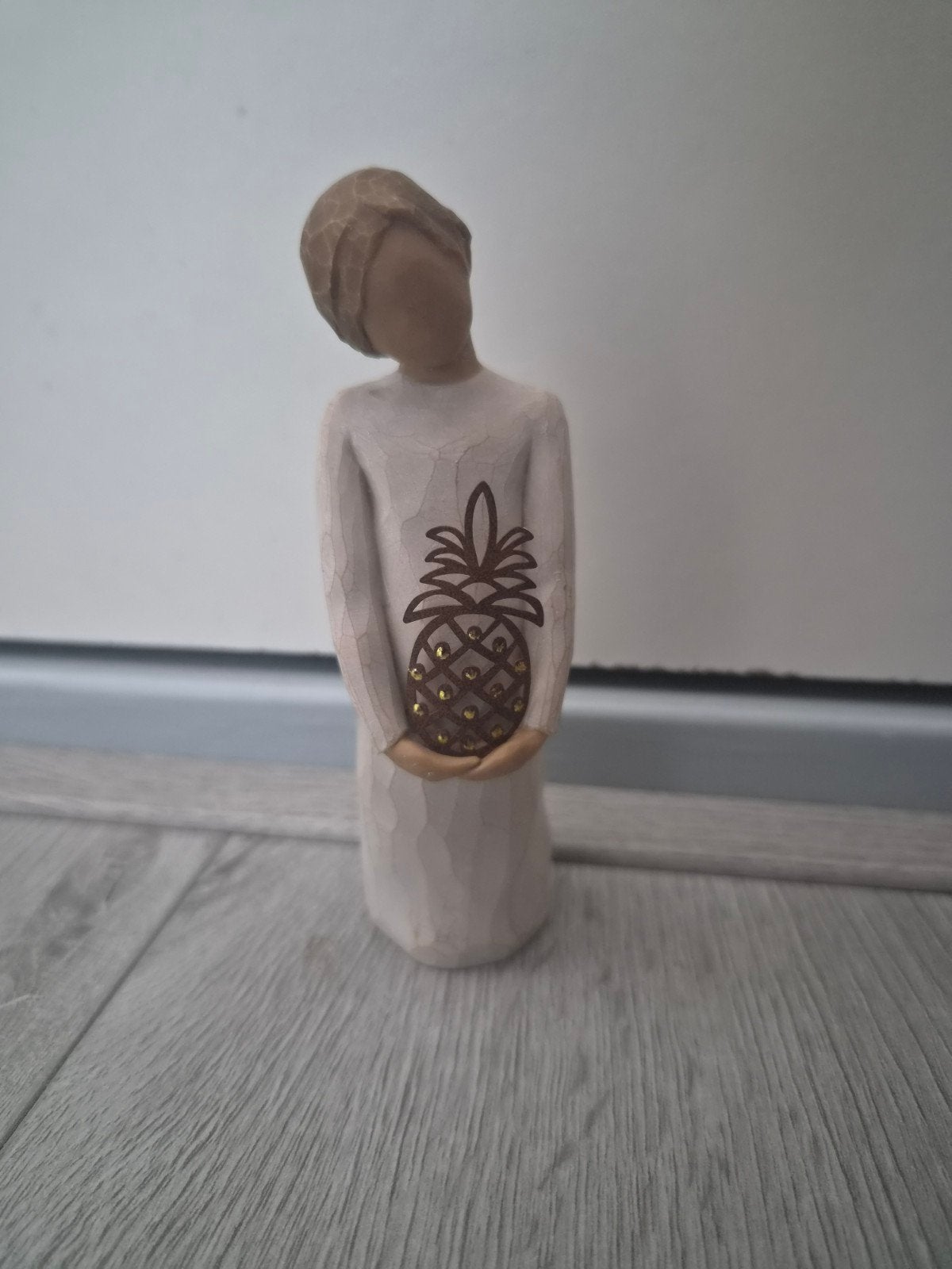 Willow Tree beeldje 'Gracious' met ananas,kleine beschadigi, Ophalen of Verzenden, Gebruikt