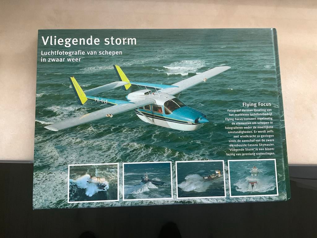 Vliegende Storm: Luchtfotografie van schepen in zwaar weer, Ophalen, Zo goed als nieuw