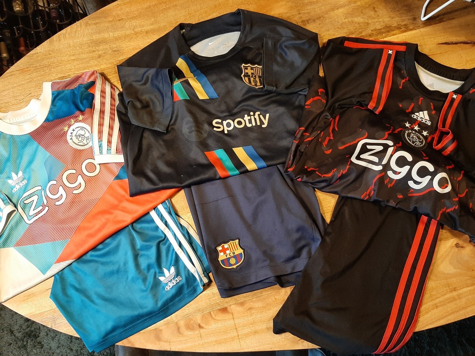 Voetbalshirts en -broekjes: Ajax en Barcelona, Kinderen en Baby's, Kinderkleding | Maat 158, Ophalen of Verzenden, Gebruikt, Jongen of Meisje
