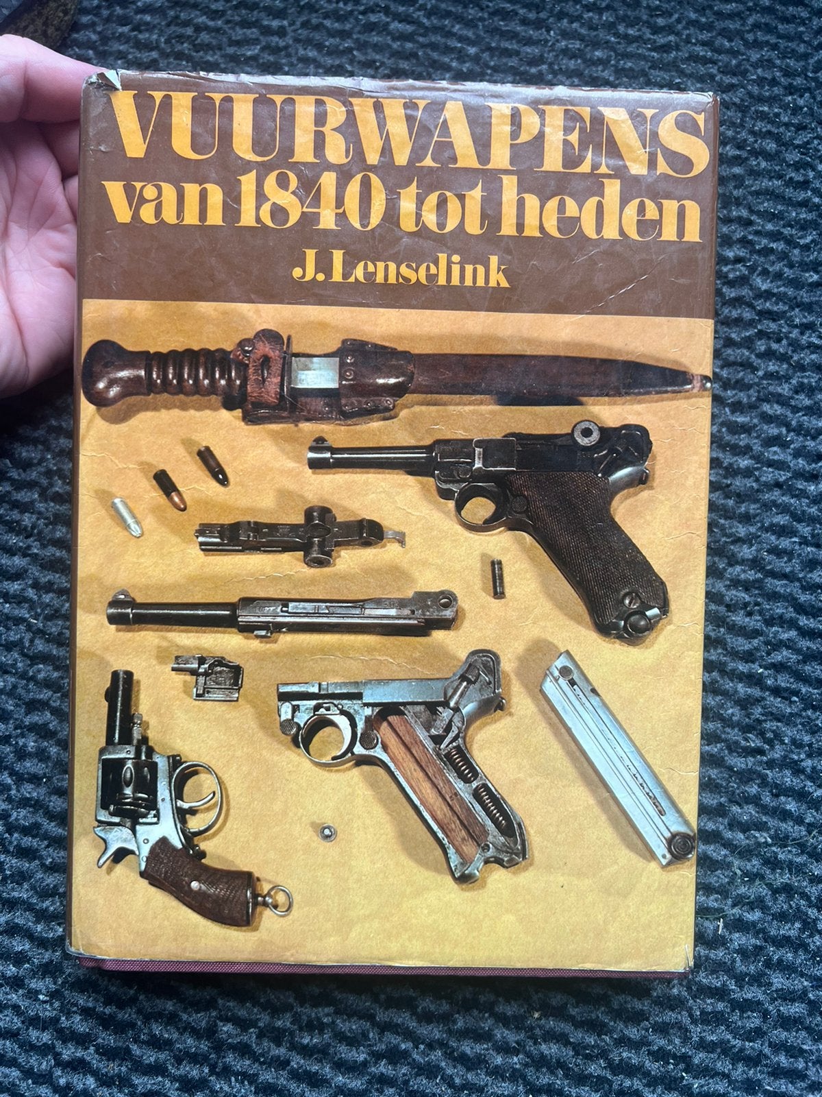 Naslagwerk Wapens Luger Stormdolk etc, Verzamelen, Militaria | Tweede Wereldoorlog, Verzenden, Nederland, Boek of Tijdschrift
