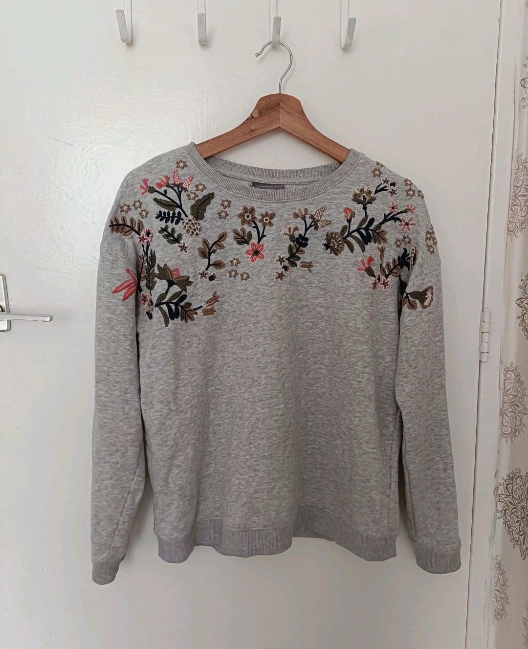 Grijze trui met geborduurde bloemen, Maat 38/40 (M), Ophalen of Verzenden, Grijs, Gedragen